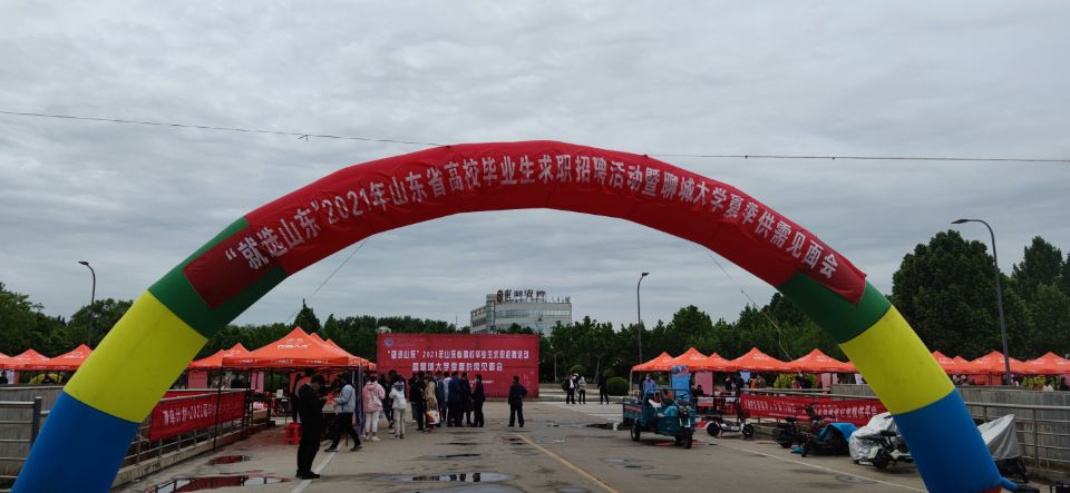 今年会集团参与焦作大学堂园招聘会