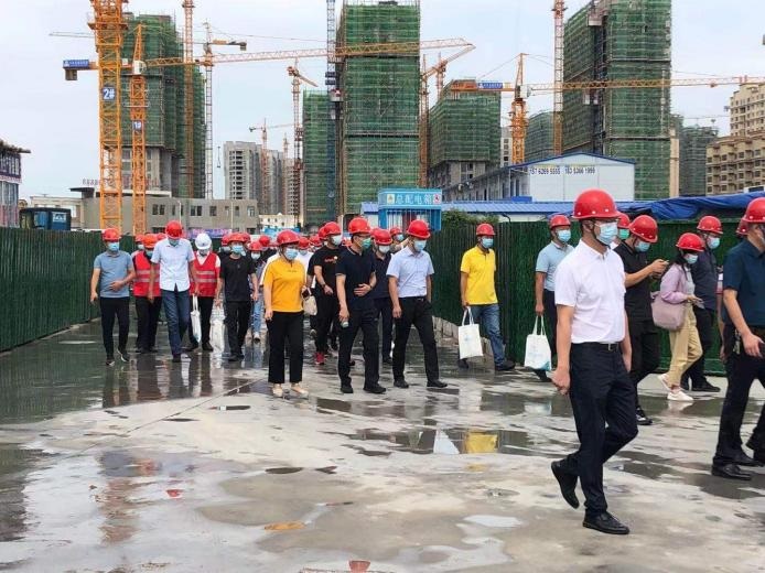 开封市住建局辅导带队观摩领导今年会梁山山水龙城项目、龙城国尊府北区项目扬尘治理工作